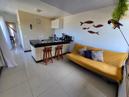 a living room with a couch and a kitchen at FRENTE MAR - Cumbuco - Eco Paradise in Cumbuco