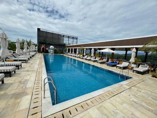 Bazén v ubytování Lavanya Sea View Apartment with Resort Access nebo v jeho okolí