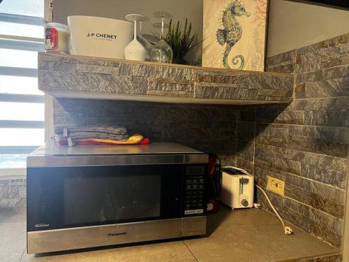 a microwave sitting on the floor in a kitchen at Casa Isabel ll in Vieques