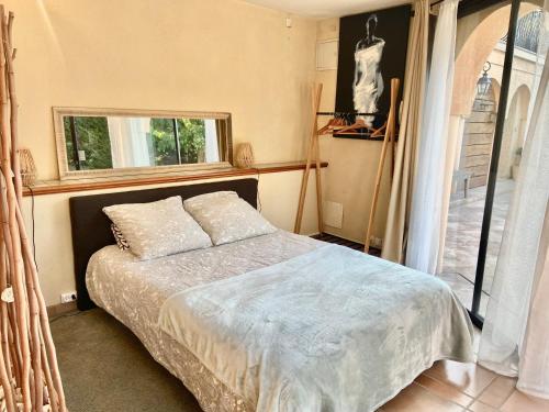 une chambre avec un lit et une fenêtre dans l'établissement Les ormeaux, à Marseille