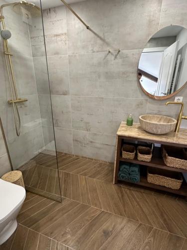 Ένα μπάνιο στο Cosy room in a stylish Villa