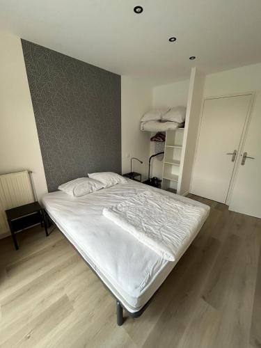 une chambre avec un grand lit dans une pièce dans l'établissement Au Trèfle Dort Gîte, à Châtel-Guyon