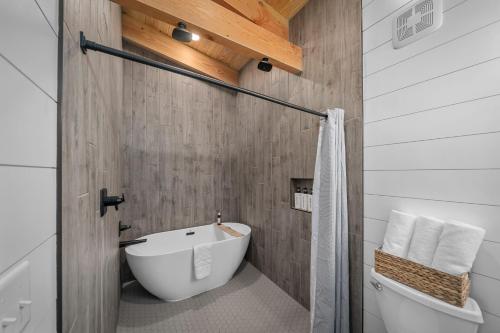 Ένα μπάνιο στο Whispering Pines Treehouse - Sunrise