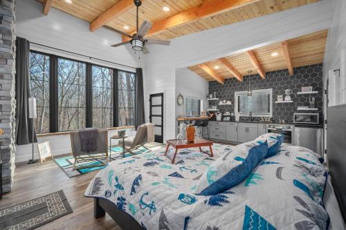 Ένα ή περισσότερα κρεβάτια σε δωμάτιο στο Whispering Pines Treehouse - Sunrise