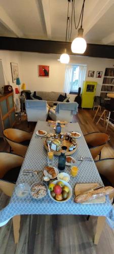 ボーヴォワールにあるLe Petit Moulin Rouge, B&B, SDB en-suite, parking privé gratuitの食べ物の皿が置かれたテーブル