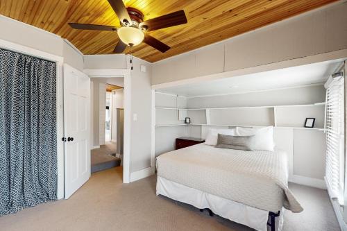 Ένα ή περισσότερα κρεβάτια σε δωμάτιο στο South Haven Retreat