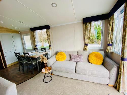 Posezení v ubytování Beautiful Devon Cliffs Caravan, perfect for exploring Exmouth, Exeter & Sandy Bay beach
