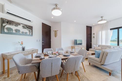 TV a/nebo společenská místnost v ubytování Seaside Serenity One bedroom