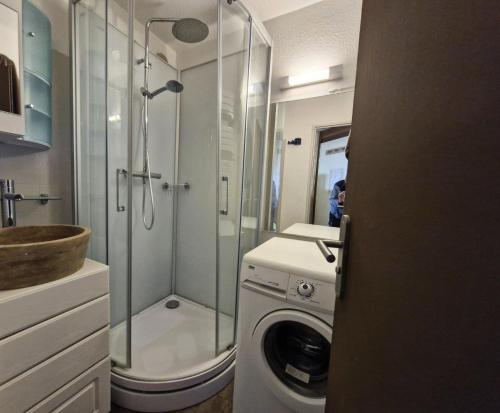 La salle de bains est pourvue d'un lave-linge et d'une douche. dans l'établissement Résidence Ruitor Arc 1800 - Très beau 2 pièces pour 4 personnes, proche du télécabine dans le village de Charmettoger à Arc 1800. MAE-7034, à Arc 1800