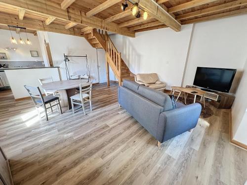 un salon avec un canapé et une table dans l'établissement Beau Grand T2 Duplex avec du Cachet Centre Ville, à Saint-Gaudens