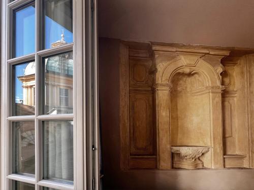 Pokój z oknem i rzeźbą budynku w obiekcie Hotel Palazzo Grillo w Genui