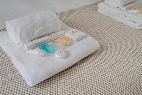 - un système de jeux avec un nintendo sur une serviette sur un lit dans l'établissement Suite Modern Art - Superbe appartement, à Suresnes