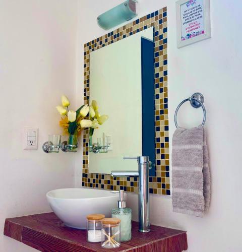 a bathroom with a sink and a mirror at EXCELENTE ALBERCA PRIVADA EN RESIDENCIAL PRIVADO, GYM, asador in Ciudad Valles