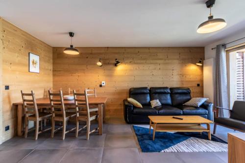 un salon avec un canapé et une table dans l'établissement Résidence L'ecrin - ECRIN A21 MAE-5761, à Arc 1800