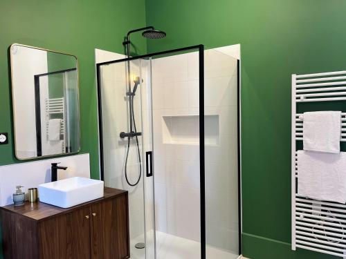 ein Badezimmer mit Dusche und Waschbecken in der Unterkunft Le Séquoia in Autun