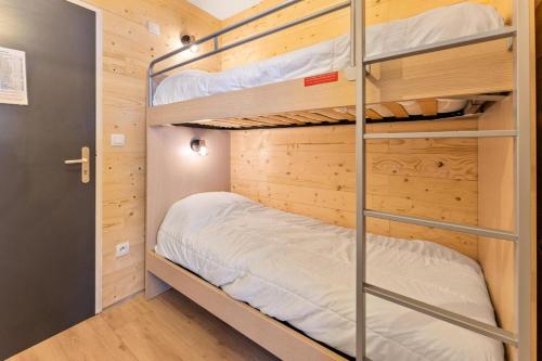 - une chambre avec lits superposés dans une petite maison dans l'établissement Résidence Les Terrasses Du Soleil D'or - Appartement calme à l'orée des pistes MAE-6594, aux Orres