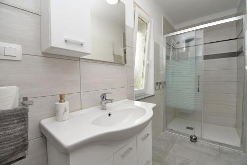 Koupelna v ubytování Apartments Plomin