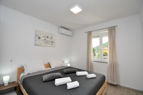 Postel nebo postele na pokoji v ubytování Apartments Plomin