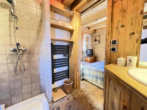 une salle de bain avec douche et une chambre avec un lit dans l'établissement Résidence Les Epines Blanches - Appartement de charme proche village, à côté des pistes MAE-7234, à Crest-Voland
