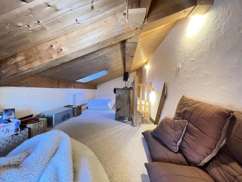 - un salon avec un canapé dans l'établissement Résidence Les Epines Blanches - Appartement de charme proche village, à côté des pistes MAE-7234, à Crest-Voland