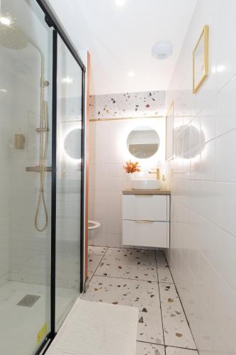 une salle de bain avec douche et lavabo dans l'établissement Chic & beau au centre Millau, à Millau