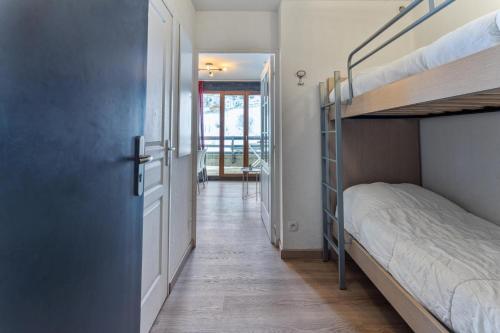 - un couloir avec 2 lits superposés dans une chambre dans l'établissement Résidence Les Terrasses Du Soleil D'or - Studio 4 couchages avec vue pistes MAE-0481, aux Orres