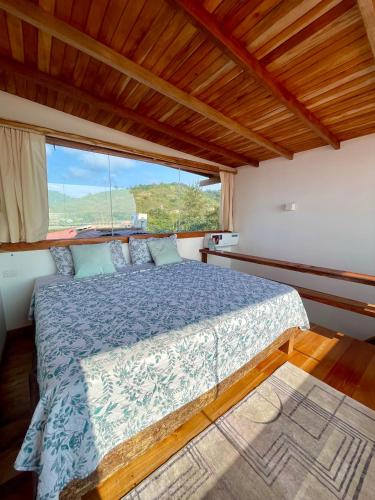 sypialnia z łóżkiem i dużym oknem w obiekcie El Mangle Suite Front Beach w mieście Ayampe