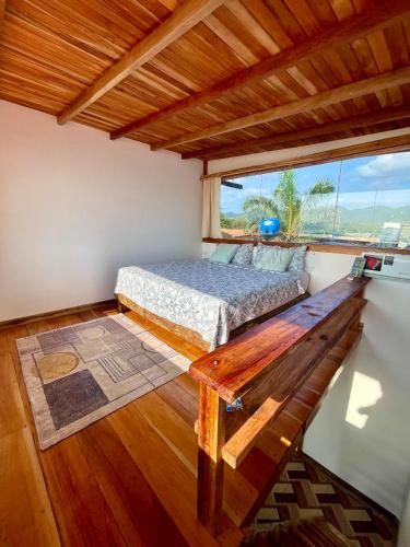 sypialnia z łóżkiem i dużym oknem w obiekcie El Mangle Suite Front Beach w mieście Ayampe