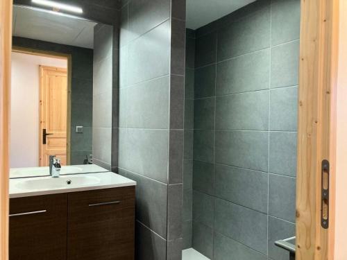 une salle de bain avec un lavabo et un miroir dans l'établissement La Residence - Appartement La Résidence MAE-9481, à Vénosc