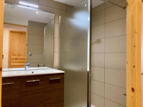 une salle de bain avec un lavabo et un miroir dans l'établissement La Residence - Appartement La Résidence MAE-9701, à Vénosc