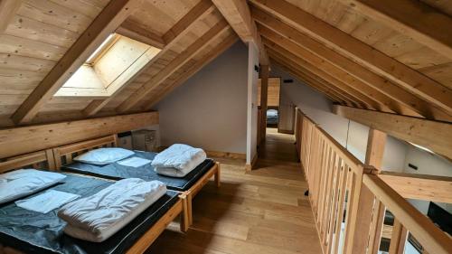 deux lits dans une chambre avec plafonds en bois dans l'établissement La Residence - Appartement La Résidence MAE-9711, à Vénosc