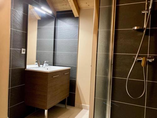une salle de bain avec un lavabo et une douche dans l'établissement La Residence - Appartement La Résidence MAE-9721, à Vénosc