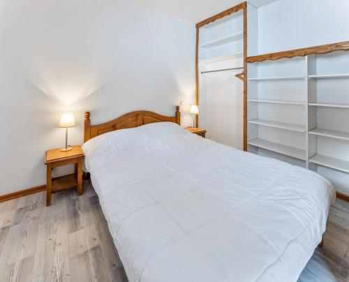 - une chambre avec un lit blanc et deux lampes dans l'établissement Résidence Les Hauts De Preclaux - Appartement calme et chaleureux face aux pistes MAE-4391, aux Orres