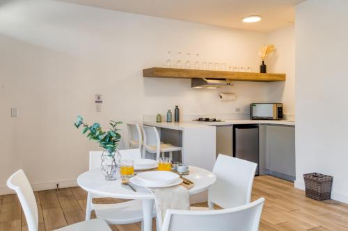 a kitchen and dining room with a table and chairs at Beach House by ULIV in Ensenada