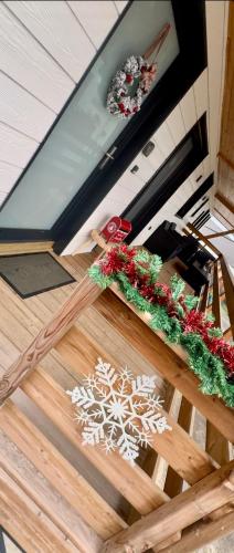 a table with christmas decorations on top of a stove at Gîte duplex les Glycines in Bennwihr