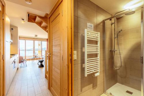 une salle de bain avec douche et douche à l'italienne dans l'établissement Résidence Le Ridge - RIDGE 107 MAE-5031, à Arc 1600
