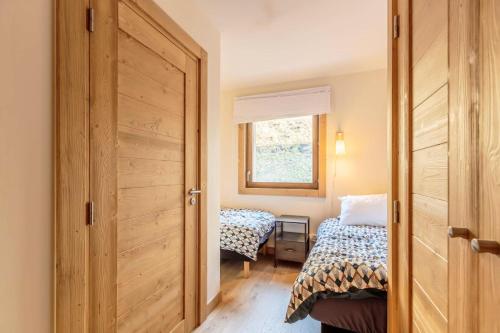 une petite chambre avec un lit et une fenêtre dans l'établissement Résidence Le Ridge - RIDGE 107 MAE-5031, à Arc 1600