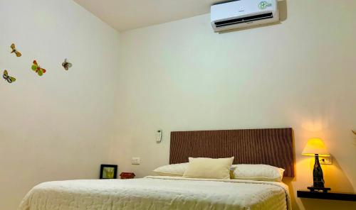 a bedroom with a bed and a tv on the wall at EXCELENTE CASA PRIVADA, ASADOR, JARDÍN, ESTACIONAMIENTO & ac in Ciudad Valles