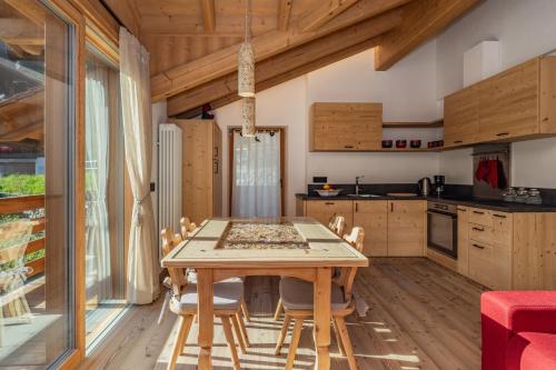 a kitchen with a table and chairs in a room at Mas del Mezdì - mountain chalet Val di Rabbi in Rabbi