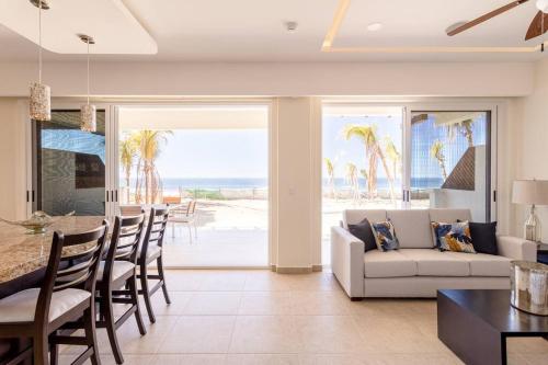 TV a/nebo společenská místnost v ubytování Beachfront Apartment in Puerto Escondido at Vivo Resort