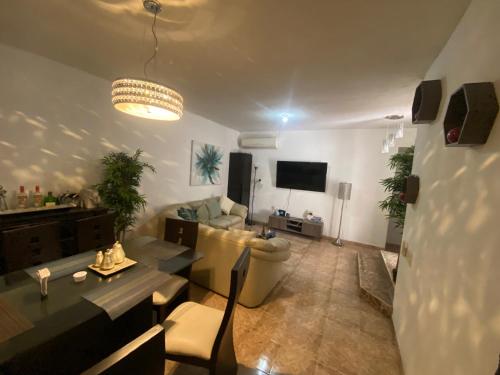 TV a/nebo společenská místnost v ubytování Casa con alberca