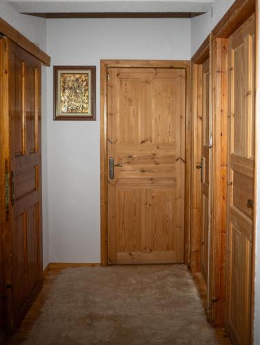 a hallway with a wooden door in a room at Vila Elati Oreini Korinthia in Velína