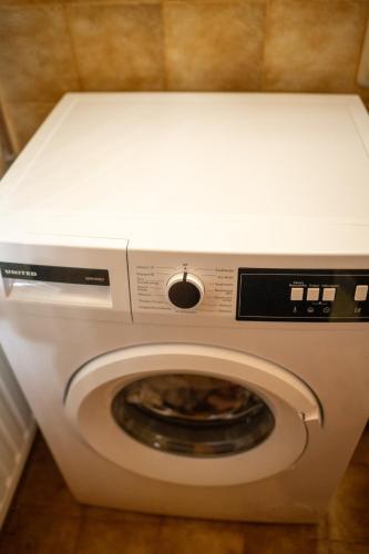 a washing machine with a white top in a bathroom at Vila Elati Oreini Korinthia in Velína