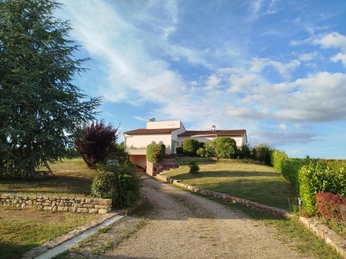 a road leading to a house in a field at Méditerranéenne en Beaujolais in Juliénas