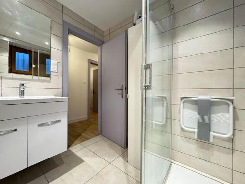 a bathroom with a glass shower and a sink at Havre de paix au cœur des vignes pour 4 à 6 personnes in Epfig