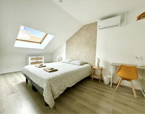 une chambre avec un lit et une lucarne dans l'établissement Appartement climatisé-Centre Ville-Gare, à Reims