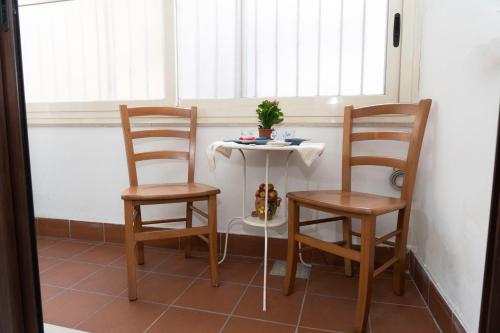 two chairs and a table in front of a window at Intera casa indipendente vicino al centro di Catania in Catania