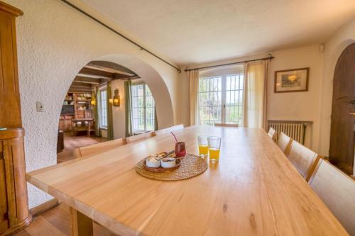 a wooden table with a plate of food and drinks on it at TEROTERO Lake Hostel - Habitación Mascardi in San Carlos de Bariloche