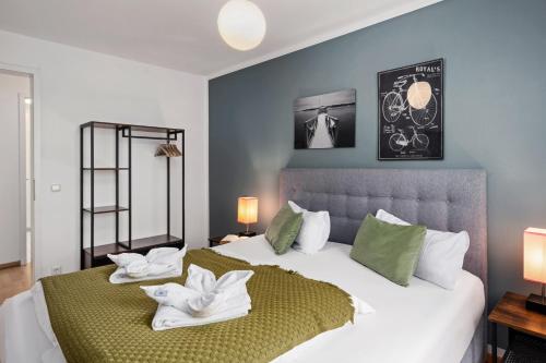 a bedroom with two beds with green and white pillows at Strand-Apartment, Strandkorb, Meeresrauschen, Parkplatz in Wilhelmshaven