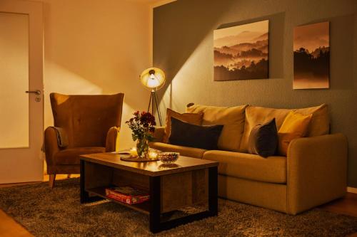 a living room with a couch and a coffee table at Strand-Apartment, Strandkorb, Meeresrauschen, Parkplatz in Wilhelmshaven